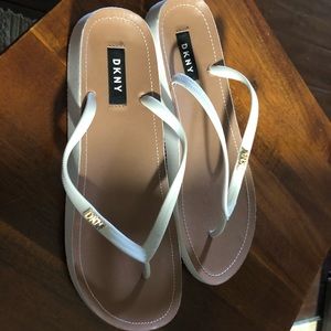 NWOT - DKNY white flip flops